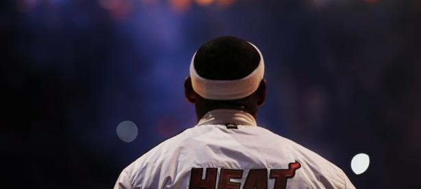 爱游戏在线-哈利伯顿助攻创纪录引领风暴，76人铁血防守终结浙江队挑战